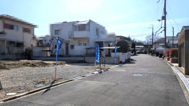 【前面道路含む現地写真】 | ライフフィールド槇塚台3丁　1号地 | スーパーやコンビニ、小中学校も徒歩圏内と周辺環境充実！利便性の良さも魅力です。子育てファミリーにも嬉しいエリア。