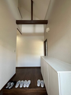 【玄関】 | 小倉台２丁目　中古戸建 | シューズクローク付きですっきり清潔感のある玄関です。