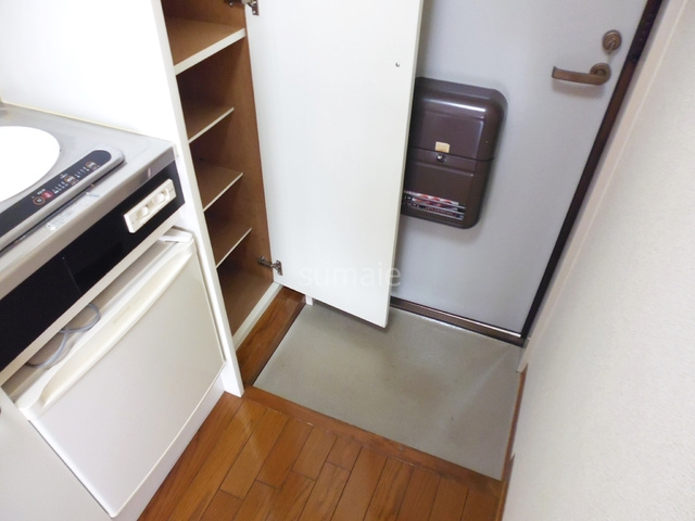 秀華三番館の玄関|下駄箱付きの玄関です