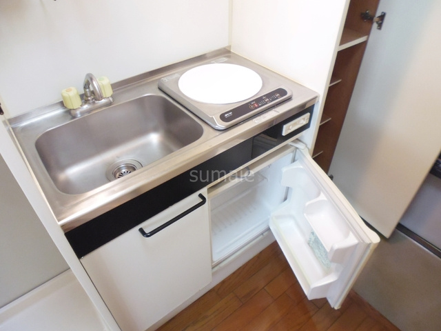 秀華三番館のキッチン|IHクッキングヒーター！ミニ冷蔵庫！