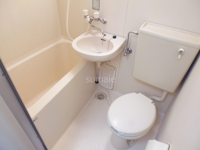 秀華三番館のトイレ|バス・トイレ同室です♪