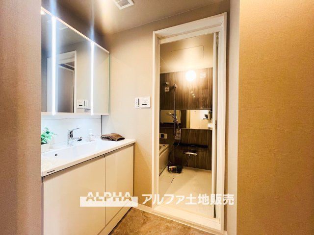 グリーンコーポ豊田のランドリースペース|【Laundry space】
◆ランドリースペース◆広々した空間で雨の日でも十分に洗濯物を乾かすことが出来ます。バスルームには浴室換気乾燥機も付いているので重宝しますね。