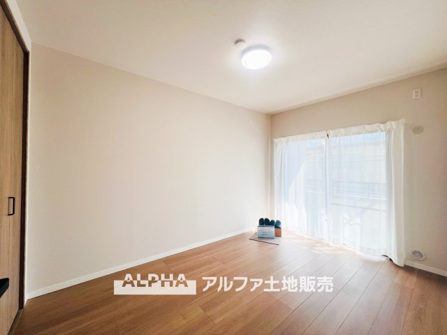 グリーンコーポ豊田の洋室|【cozy room】
◆必要なもの、好きなもの◆しかないから安らげる。そんな部屋にしていく自分なりのデザインに。使いやすい部屋の形、大きい窓色々な用途が実現できる。