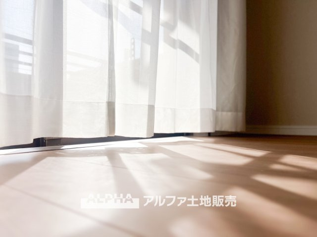 グリーンコーポ豊田の洋室|【cozy living】
◆休日は◆仕事から切り離された家族の為だけの場所でゆっくりくつろぎたい。趣味や、習い事で休日を過ごすも楽しいが、結局はここが安らげる。