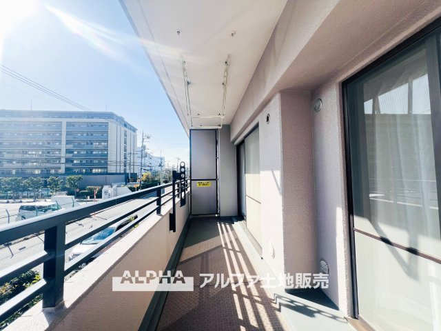 グリーンコーポ豊田のバルコニー|【Balcony】◆バルコニー◆日当たりの良いバルコニーは、洗濯物がよく乾くだけでなく、外の空気を感じながらひと息つける場所。暮らしに心地よい余白をもたらします。