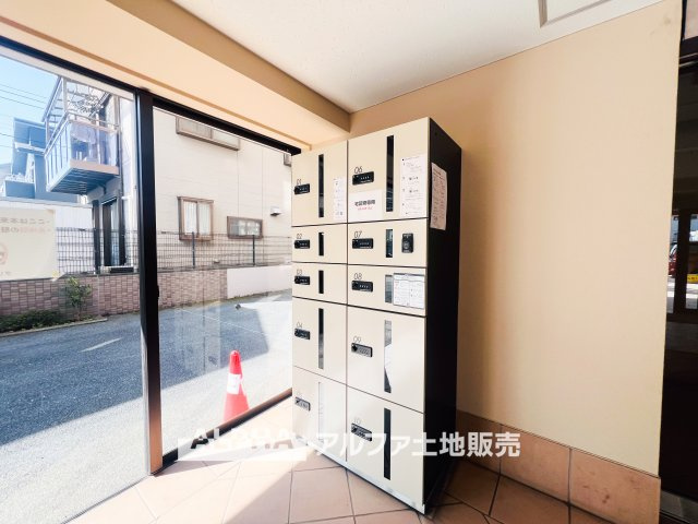 グリーンコーポ豊田の設備|【Delivery box】
◆宅配BOX◆
共働き世帯の増加により広がる宅配中心の暮らしに対応。留守中でも荷物を受け取れるため、再配達の手間や待ち時間を減らし、自分のタイミングで受け取れます。