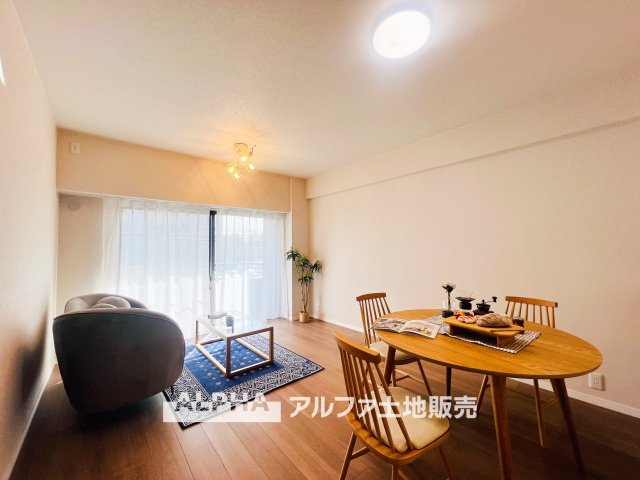 グリーンコーポ豊田の居間・リビング|【light a living】
◆明るいリビング◆にペイントして君との時間を有意義に過ごしたい。ここでの暮らしは僕たちにとって宝物になる。