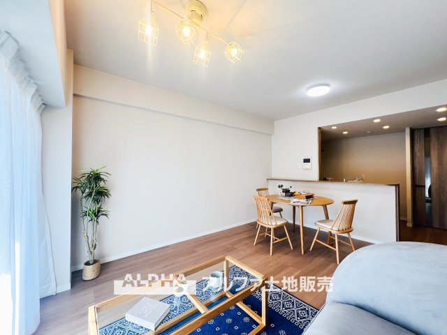 グリーンコーポ豊田の居間・リビング|【Cherish the time】
◆君との時間は◆リビングで、食卓で、寝室で、どこにいても楽しめる。居心地の良い空間の中で質のいい安らぎを求めたい。