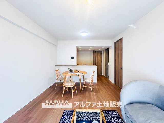 グリーンコーポ豊田の居間・リビング|【restful 】
◆日々の暮らしの中で◆少し照明を意識すると住空間がよくなり安らげる住まいへと変わって行く。ダウンライトの明かりと、広い空間で家族の暮らしが向上する。