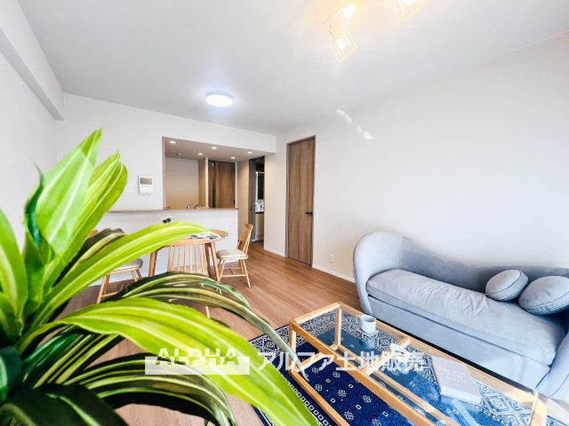 グリーンコーポ豊田の居間・リビング|【full space】
◆気軽に人を招ける◆ゆったりとした住空間に手のぬくもりを感じれるような温かい住まい。そんな環境で暮らしていくうちに僕たちも変わって行く。