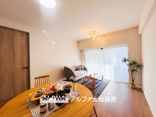 グリーンコーポ豊田の居間・リビング|【A home found by chance】
◆偶然見つけた物件で◆思わぬ空間を手に入れたい。愛を育み、人と出会い、新たな命に恵まれる。そんな未来を創造してぬくもりのある住空間を君と共有したい。