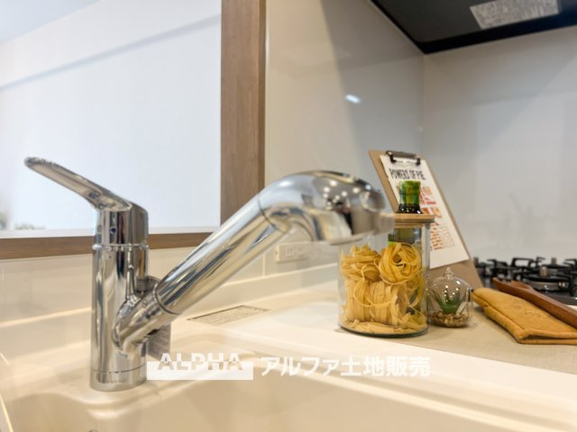グリーンコーポ豊田のキッチン|【Water cleaner】
◆浄水器◆蛇口から流れ出すお水はクリーンでいつも楽しめます。また浄水器内臓シャワー混合栓なので場所取らずのスッキリとしたスタイルです。