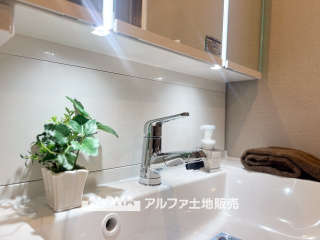 グリーンコーポ豊田の独立洗面台|【Vanit】◆洗面台◆身支度がしやすい洗面台は、収納力にも配慮した設計。朝の準備から帰宅後まで、家族みんなが使いやすい空間です。