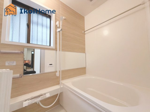 神戸市北区松が枝町1丁目　中古戸建の浴室|●年中無休：当日予約可●小窓ございますので通気・換気良好です。清潔な空間を保っていただけます。