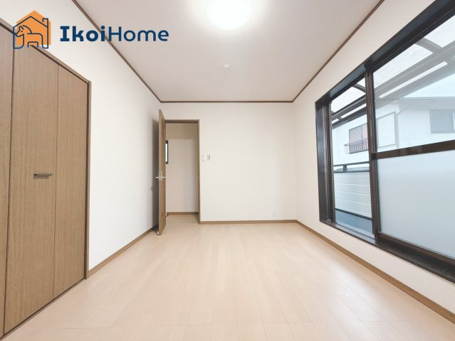 神戸市北区松が枝町1丁目　中古戸建の寝室|●年中無休：当日予約可●洋室6.75帖のお部屋からはバルコニーに出入りが可能です！