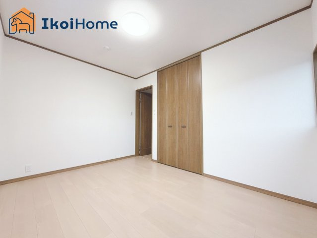 神戸市北区松が枝町1丁目　中古戸建の子供部屋|●年中無休：当日予約可●洋室は広さございますのでお子様の洋室やテレワークスペースなどに最適です。