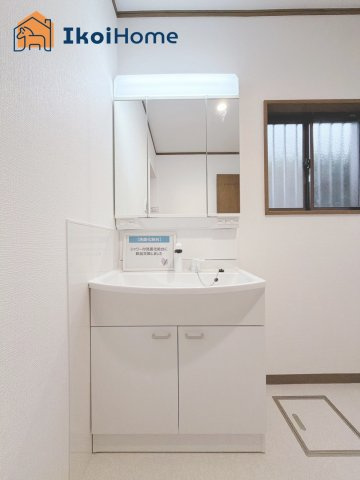 神戸市北区松が枝町1丁目　中古戸建の洗面所|●年中無休：当日予約可●洗面台はリフォームで新調されております。収納が沢山ございます。