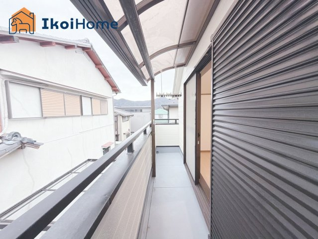神戸市北区松が枝町1丁目　中古戸建のバルコニー|●年中無休：当日予約可●南東向きのバルコニー。屋根がついているので小雨なら濡れることもなく安心です。