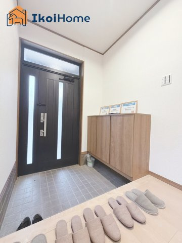 神戸市北区松が枝町1丁目　中古戸建の玄関|●年中無休：当日予約可●採光の取れる玄関ドアですので玄関内は明るい空間です。