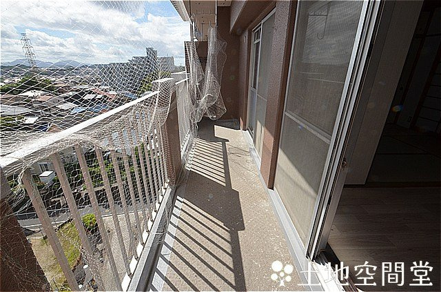 エクレール若葉台のバルコニー|鳩予防でネットしてます。