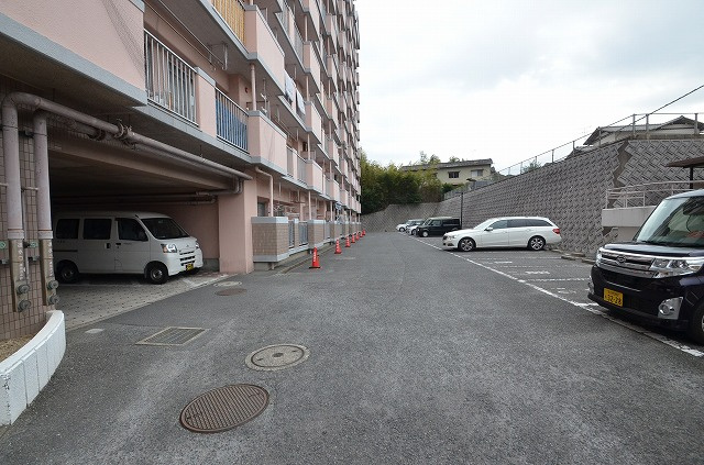 エクレール若葉台の駐車場|隣接駐車場（近隣駐車場確保）2台のみ確保しています。1台目6,000円2台目7,000円