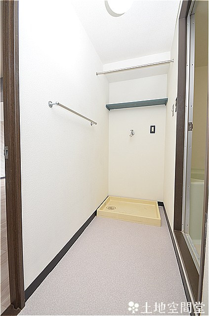 エクレール若葉台の洗面所|室内洗濯置き場