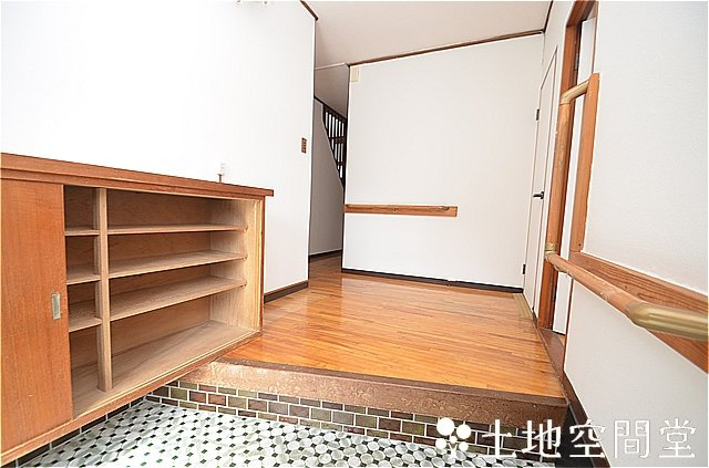 鷹見台２丁目貸家の玄関