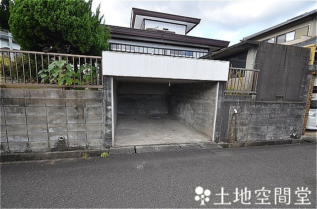 鷹見台２丁目貸家の駐車場