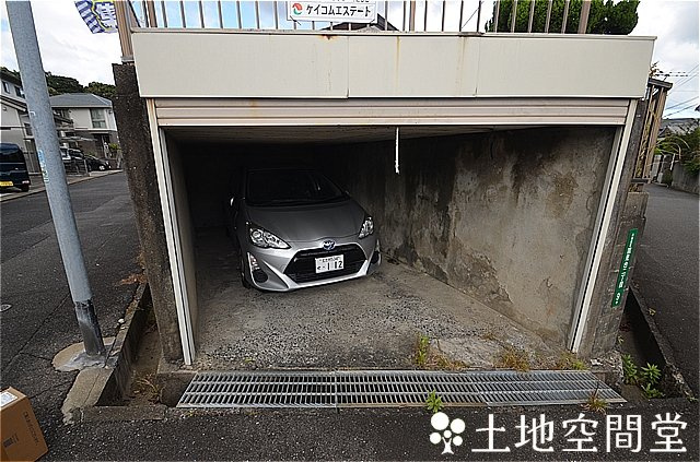 鷹見台２丁目貸家の駐車場
