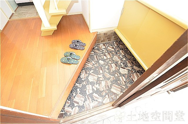 町上津役西３丁目貸家の玄関