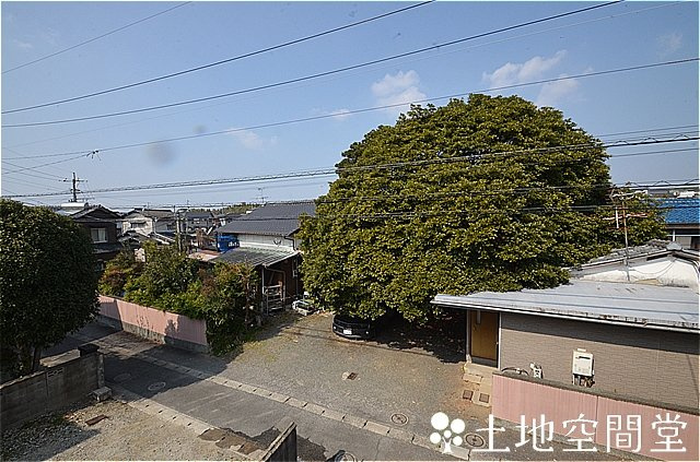 町上津役西３丁目貸家の駐車場