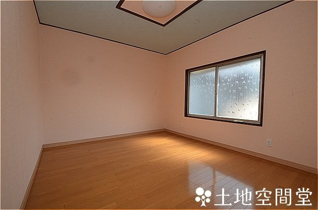 町上津役西３丁目貸家の洋室
