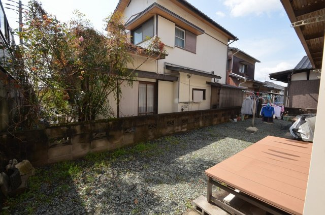 ハイツベルヴューのバルコニー|テラスにウッドデッキがあります。