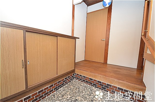 沖田５丁目貸家の玄関