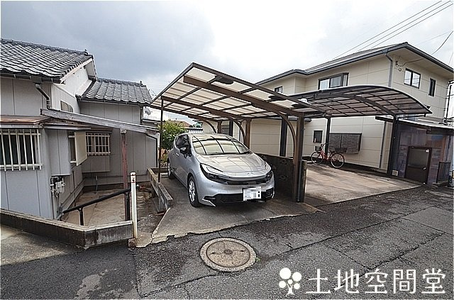 沖田５丁目貸家の駐車場