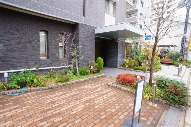 【エントランス】 | ユニ・アルス平野プレジオ | スーパー＆ドラッグストア徒歩5分圏内です♪
