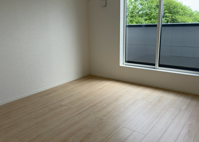 【寝室】 | 寝室でゆっくりと過ごすためにはベッド周りの適度な空間を担保することや窓の位置、照明の明るさ、寝室の広さなどを考える必要があります。自身や家族の構成とライフスタイルに併せて寝室にする部屋を選びましょう！