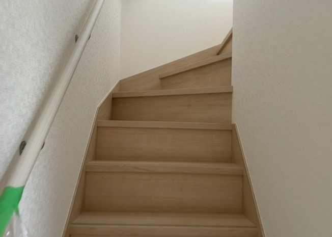【内装】 | 建物の上下階の通路である階段は、その位置によって動線や室内の印象が大きく左右されます。手摺にも重要な役割があり、転倒の防止・歩行や動作を円滑にして日常生活を支えることを主な目的として設置されています。