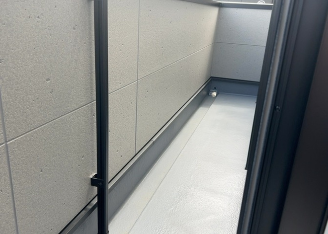 【バルコニー】 | バルコニーは、室外の専用スペースのうち、「屋根がなく開放された空間」であるものを指します。ベランダより広いタイプのものが多く、日当たりもよいため家庭菜園などを楽しみたい人にとって適した環境となります。