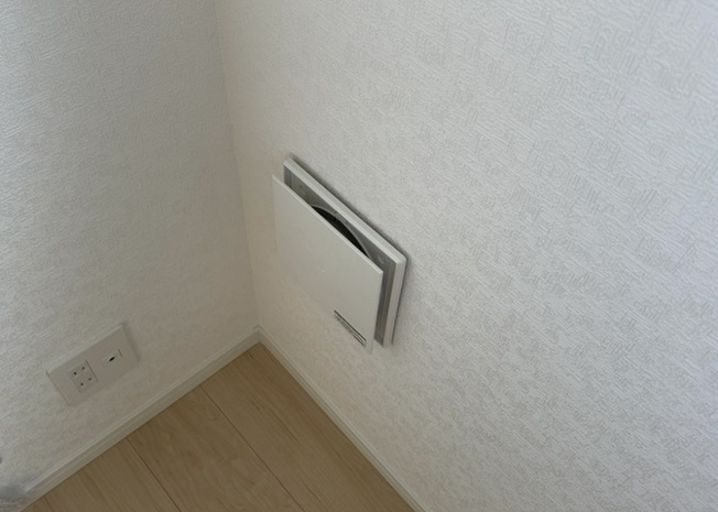 【冷暖房・空調設備】 | 1日中建物内の換気が行われるように設計された仕組みです。気密性の高い住宅は、家に籠った空気でシックハウス症候群になる可能性がありますが、24時間換気システムであれば計画的な換気で対策が可能です。