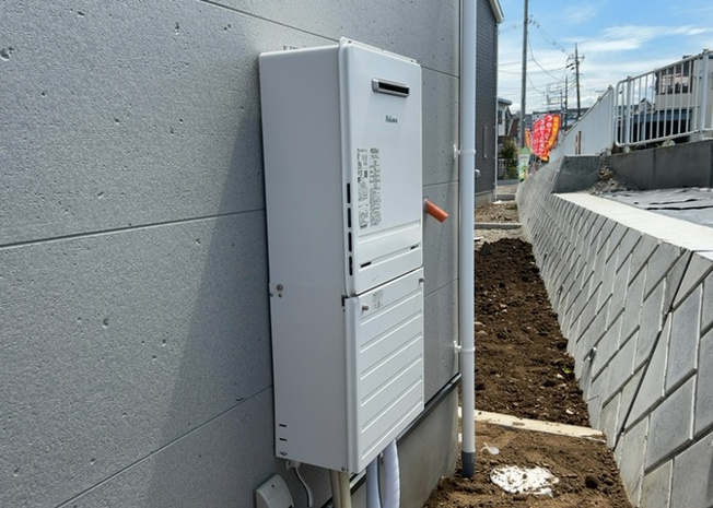 【発電・温水設備】 | 省エネ給湯器とは従来型の給湯器より熱効率が高く、少ない燃料でたくさんのお湯を沸かすことが出来る高効率な給湯器のことを指します。また、省エネ給湯器には種類があり、利便性や効果なども様々です。