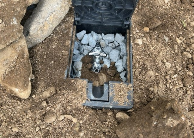 【設備】 | 敷地内には、散水栓や立水栓があります。水道水を直接利用できるため、水を運ぶ手間を省くことが出来ます。大量の水を必要とする洗車作業や清掃などに役立ちます。その他設備とあわせて、現地でご確認ください。