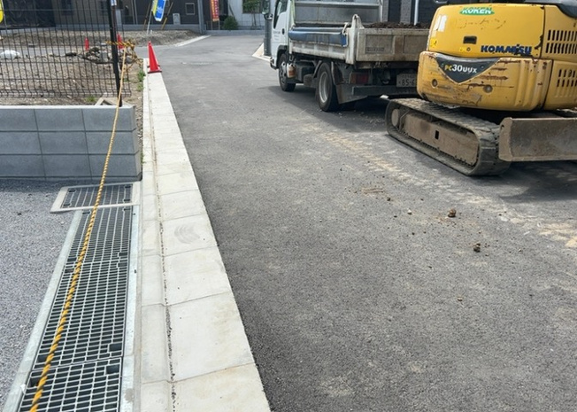 【前面道路含む現地写真】 | お持ちの車種によっては前面道路が広い方が便利でしょう。しかし、前面道路が広ければその分交通量が多くなるため、騒音などが気になる場合があります。実際に現地を見学し、周辺交通量や騒音などを確認しましょう！