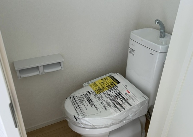 【トイレ】 | トイレは大きさや形、機能、抗菌性などが異なる多種多彩なタイプが各メーカーから出ています。それぞれに良さがあるため、事前にどういったタイプのトイレがいいのかをご家庭内で決めて、内見に行くといいでしょう。