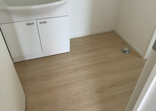 【脱衣所】 | 多くの戸建て住宅で見かける洗面脱衣所は、洗面台と洗濯機が2畳ほどのスペースに並べられていて、洗面所が脱衣所を兼ね備えている間取りが一般的です。お客様が利用することもある、パブリックな空間でもあります。