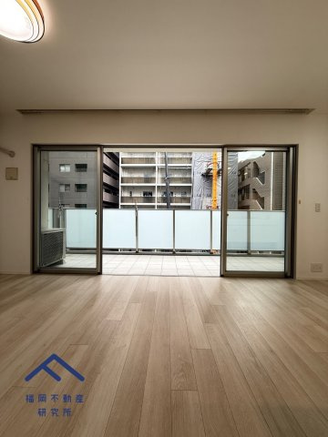 ネクサス薬院二丁目の居間・リビング|センターオープンサッシから、心地よい風とたっぷりの光を