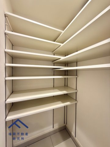 ネクサス薬院二丁目の収納|可動棚付きシューズクローク