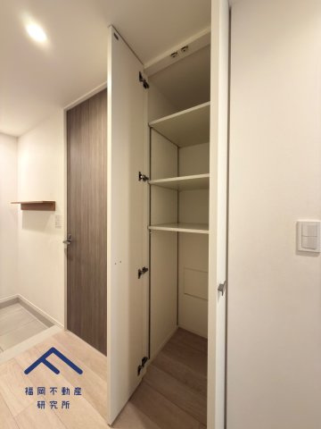 ネクサス薬院二丁目の収納|可動棚付き廊下収納