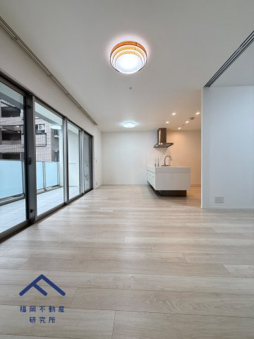 ネクサス薬院二丁目の居間・リビング|床暖房付きで、足元からじんわりと包み込まれるような心地よさを