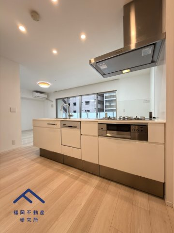 ネクサス薬院二丁目のキッチン|ガラストップコンロ・グローエ水栓・食洗機付きの開放感があるキッチン